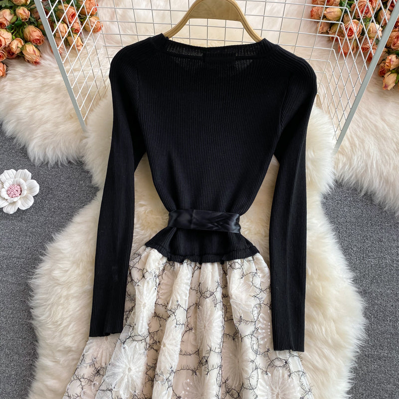 Robe à manches longues avec jolies coutures 159