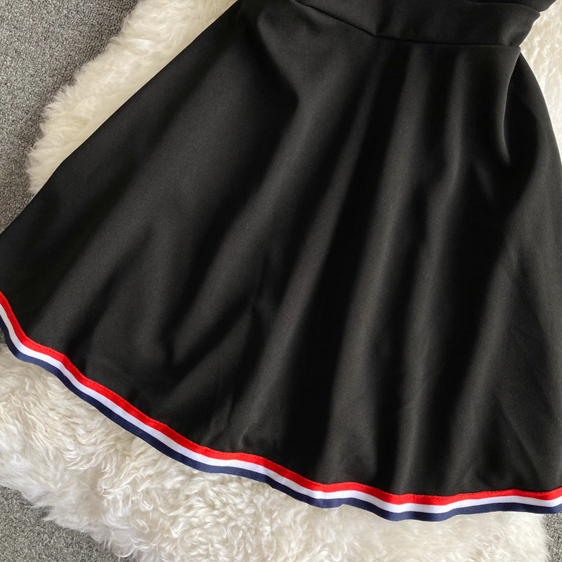 Robe sexy à manches courtes et col en V bleu marine avec poitrine ouverte 2840