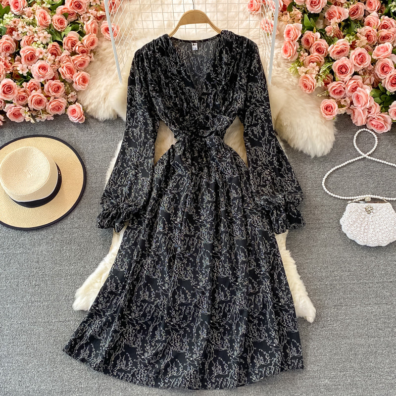 Schmales Blumenkleid 3363 mit hoher Taille, V-Ausschnitt und Blasenärmeln