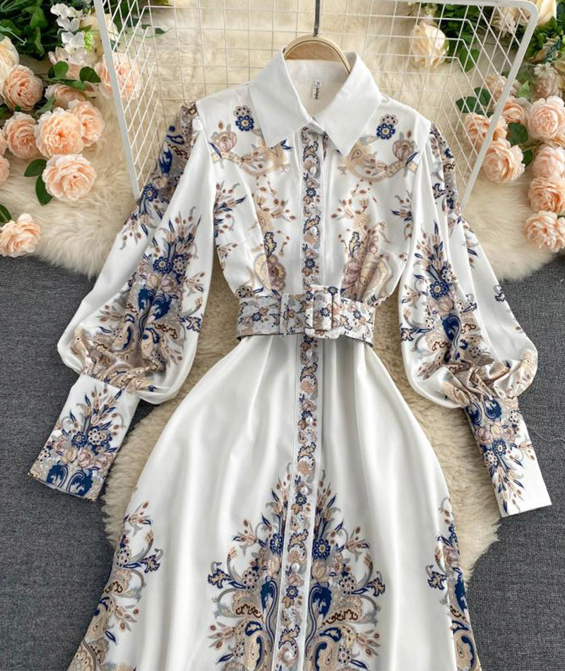 Ein linienbedrucktes langes Damenkleid 1334