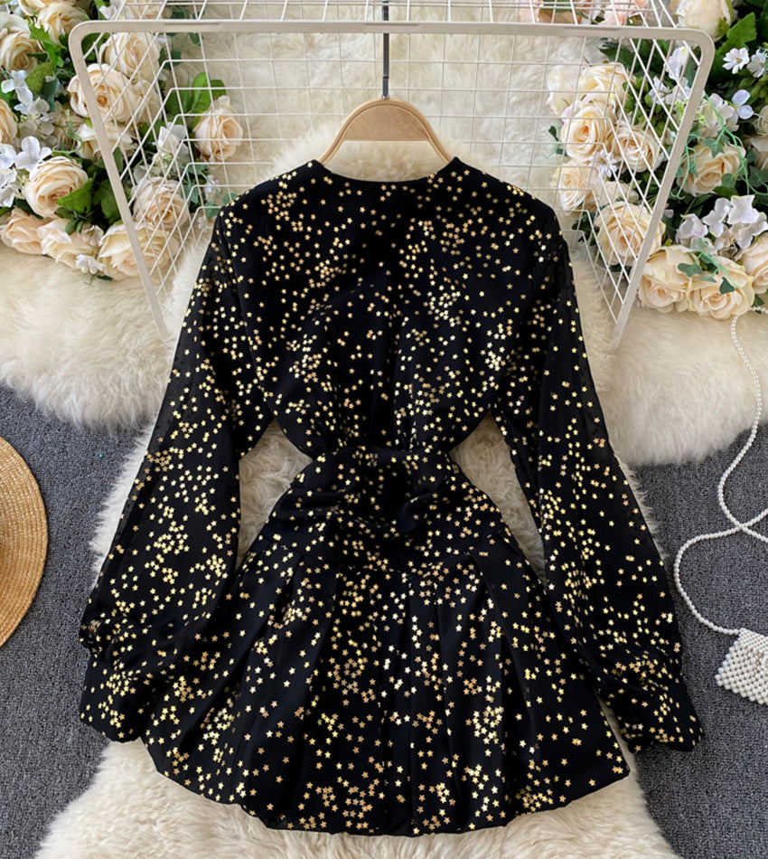 Stilvolles kurzes Kleid mit V-Ausschnitt und Sternen 1313