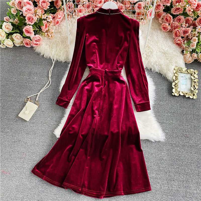 Burgunderfarbenes, schulterfreies Samtkleid in A-Linie mit Stehkragen 2934