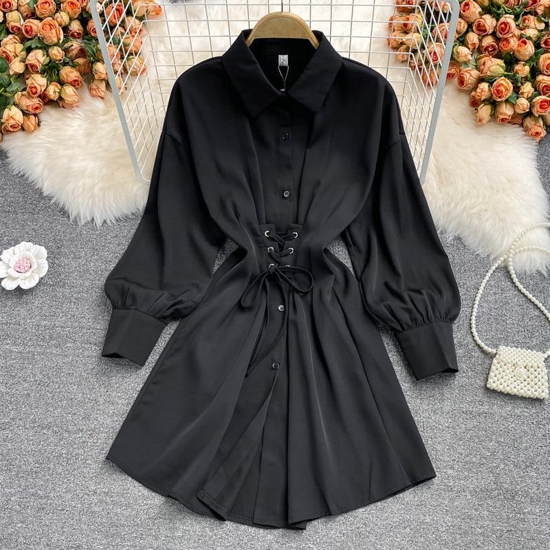 Temperamentvolles Damenkleid mit Taillenverschluss und Revers 2863