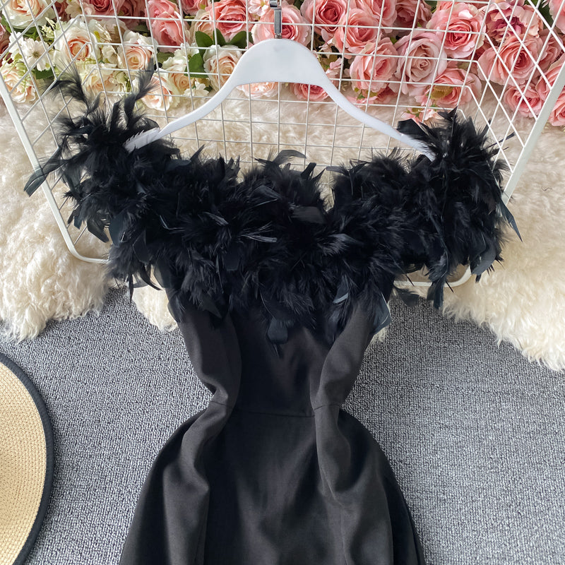 Behaarter, genähter Fischgrätenhals mit freiliegender Schultertasche und Fischschwanzrock 3433