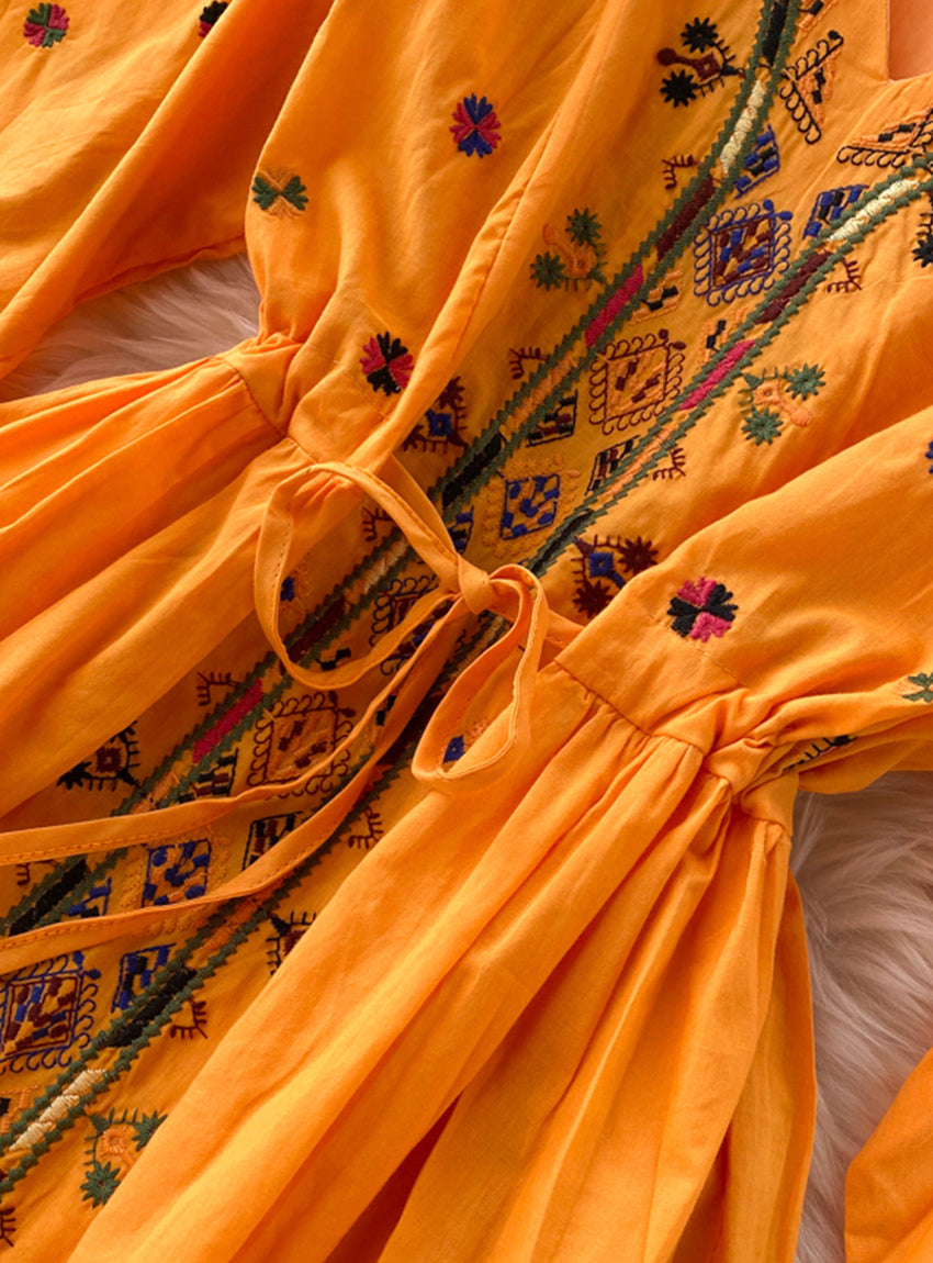 Robe trapèze à manches longues et col en V avec broderie 1179