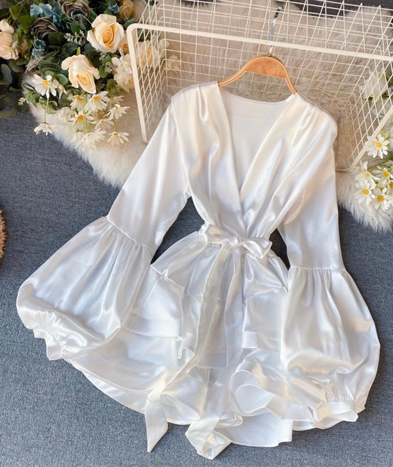 Kurzes Kleid aus Satin mit V-Ausschnitt 988