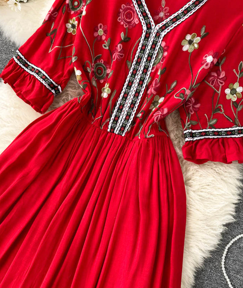 Robe brodée à col en V et coupe trapèze 992