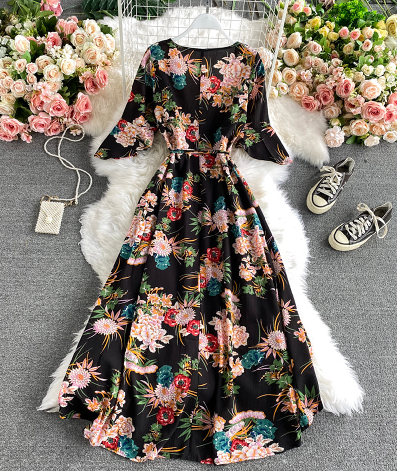 Robe noire à fleurs avec col en V et coupe trapèze 930