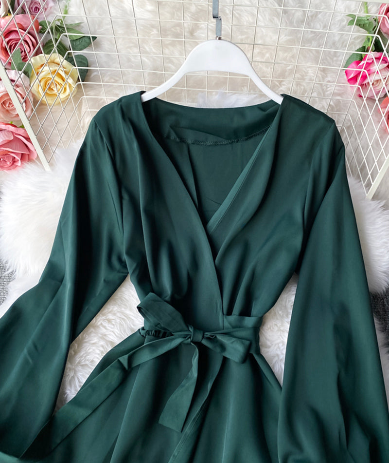 Einfaches kurzes Kleid mit V-Ausschnitt und langen Ärmeln 956