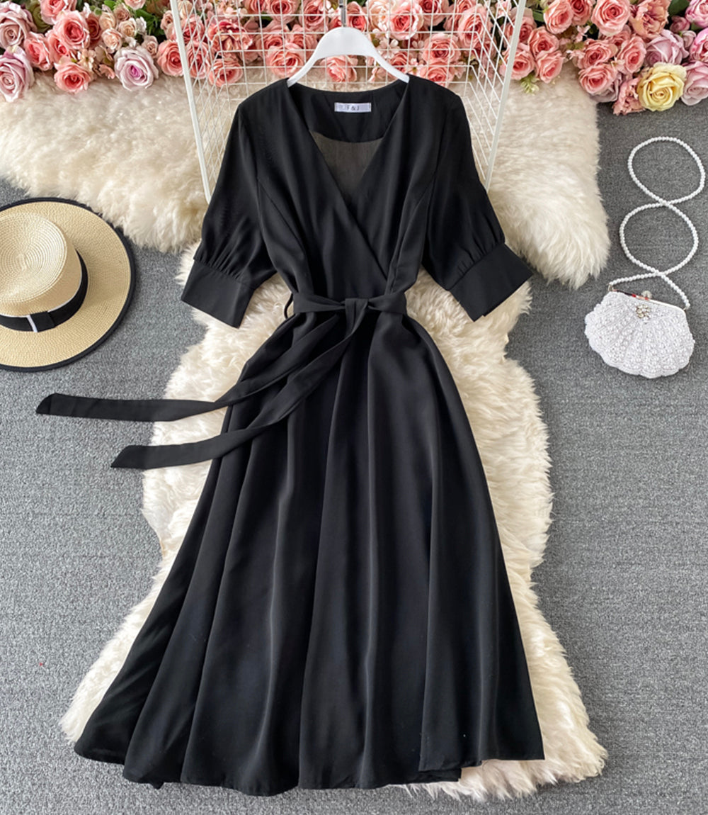 Einfaches kurzes Kleid mit V-Ausschnitt Modekleid 868