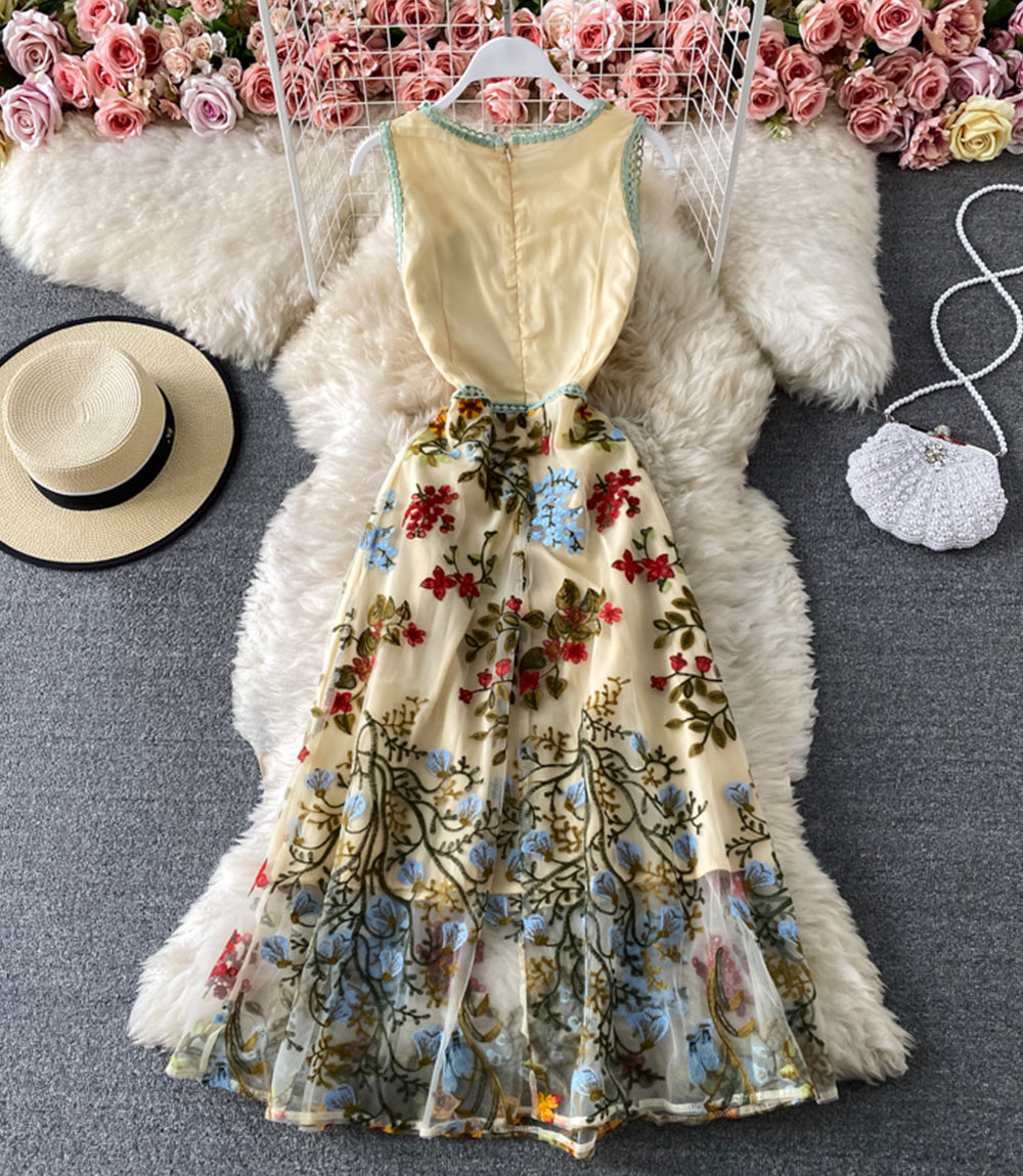 Jolie robe brodée en coupe A 851