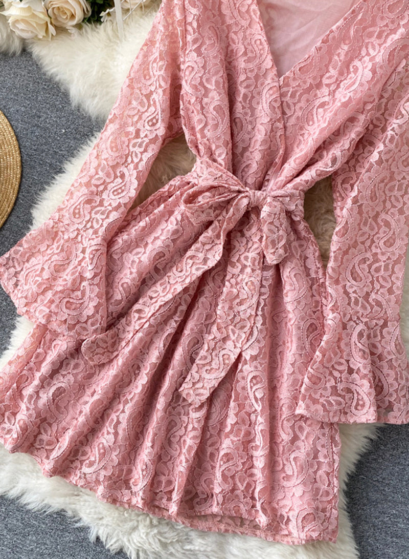 Kurzes Spitzenkleid mit A-Linie und V-Ausschnitt 1032