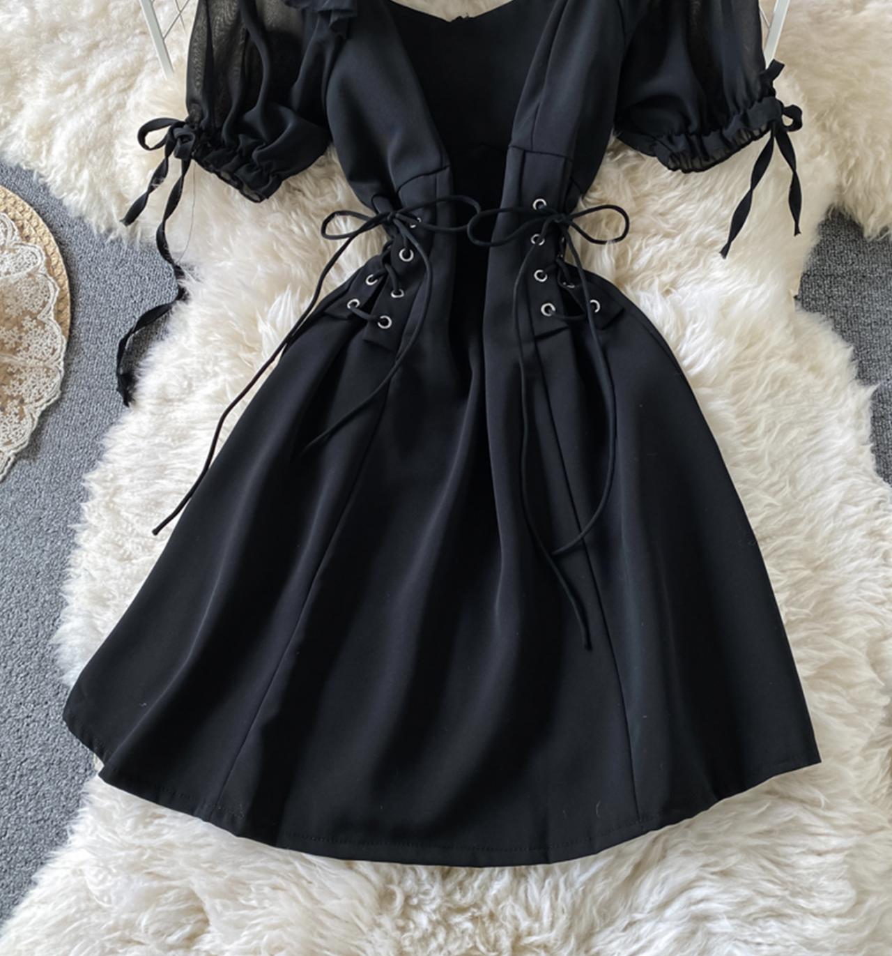 Robe courte simple à col rond et coupe trapèze 708