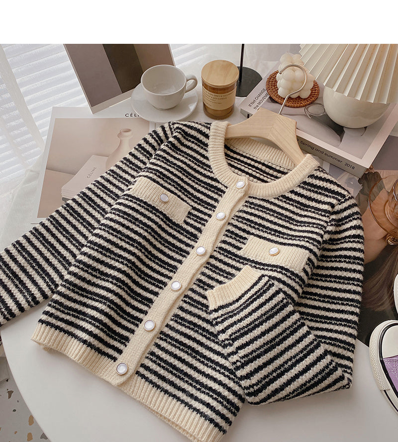 Einreihiger Pullover mit Rundhalsausschnitt und Vintage-Streifen 6202