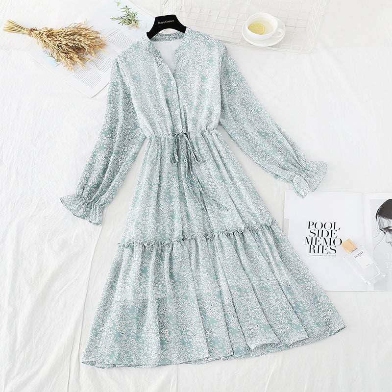 Französisches Retro-Interieur mit knielangem Chiffonrock 3848