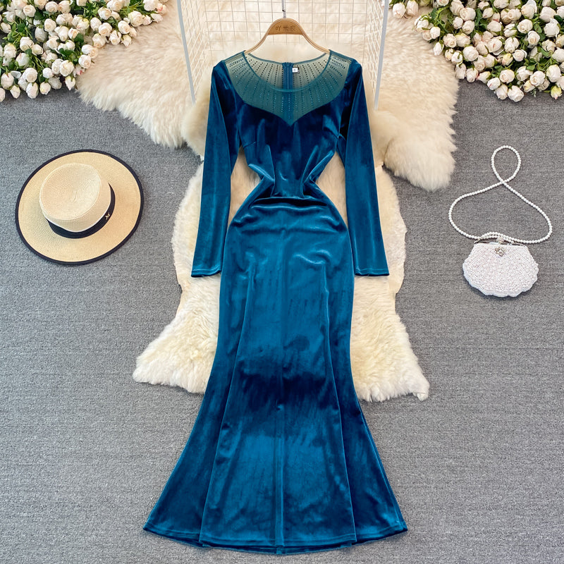 Langärmliges schmales Gesäßkleid aus Samt mit Fischschwanz 3753