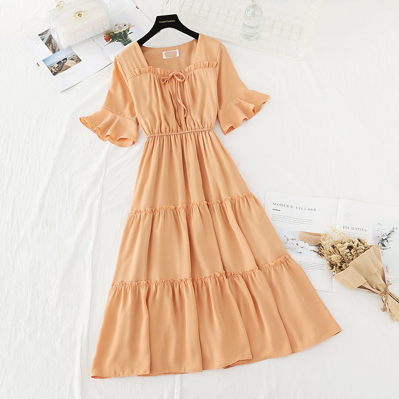 The new gentle French long skirt shows a high square neck and a thin waist 4621