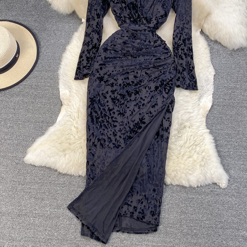 Schlankes, dünnes, gespaltenes Temperamentkleid mit bronziertem Aufdruck und V-Ausschnitt 3767