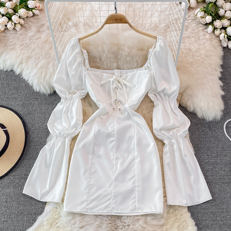 Robe moulante taille haute à manches bouffantes et col carré 3761