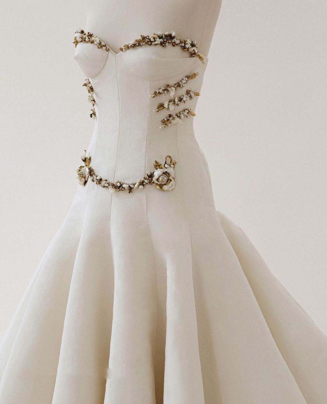 Girlhomeshops - Robe de mariée longue à volants, ivoire et or, avec traîne et perles, gh5389