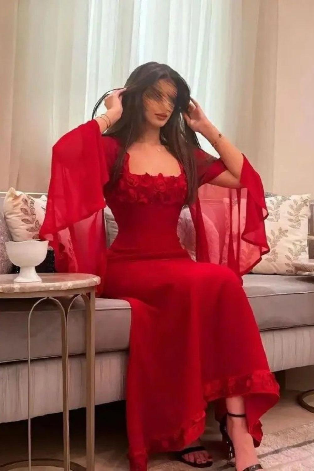 Romantisches rotes Kleid im französischen Stil: Üppige Blütenblattverzierung, fließender Stoff, Partykleid gh6596