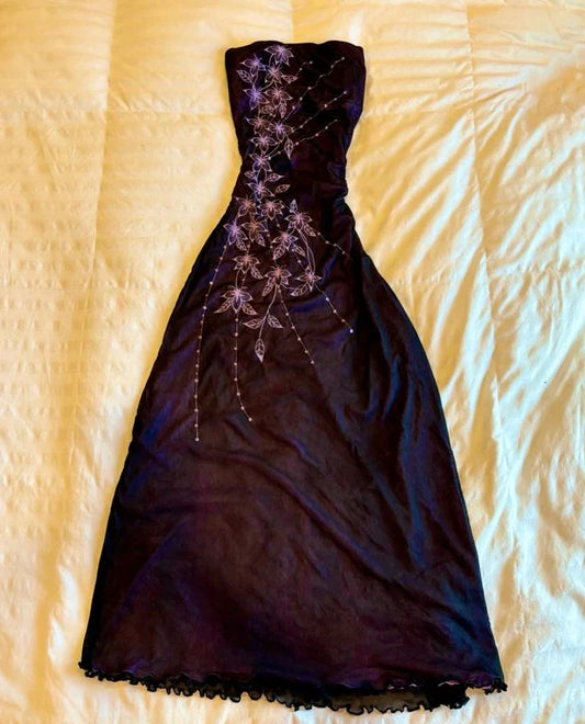 Wunderschönes, exquisites, besticktes, trägerloses, langes, elegantes Ballkleid aus Tüll mit Perlenbesatz in Lila gh3223