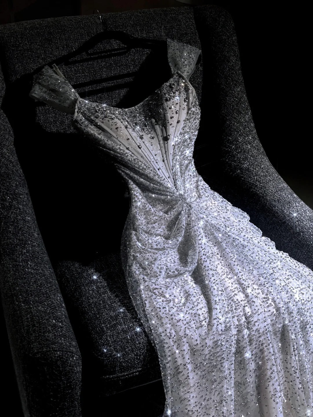 girlhomeshops – Weißes, wunderschönes, exquisites, perlenbesetztes, langes Prinzessinnen-Ballkleid aus Tüll, Ballkleid gh5694