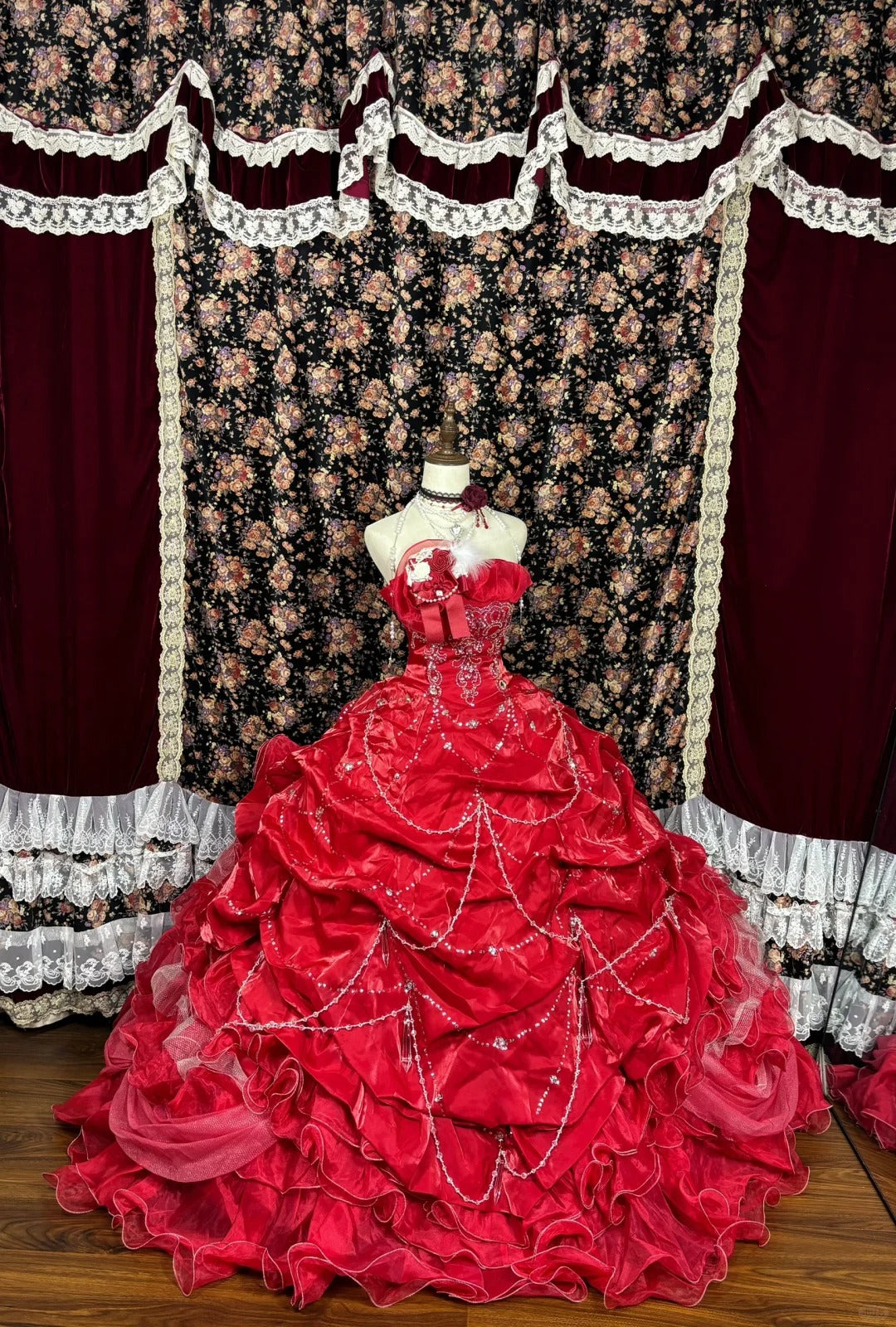 Robe de soirée longue en satin à fleurs rouges et perles gh4768