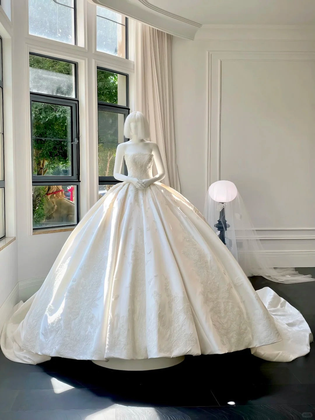 Girlhomeshops--💕Weißes Brautkleid mit floralen und zarten Perlenapplikationen, schlichtes langes Satin-Brautkleid gh5443