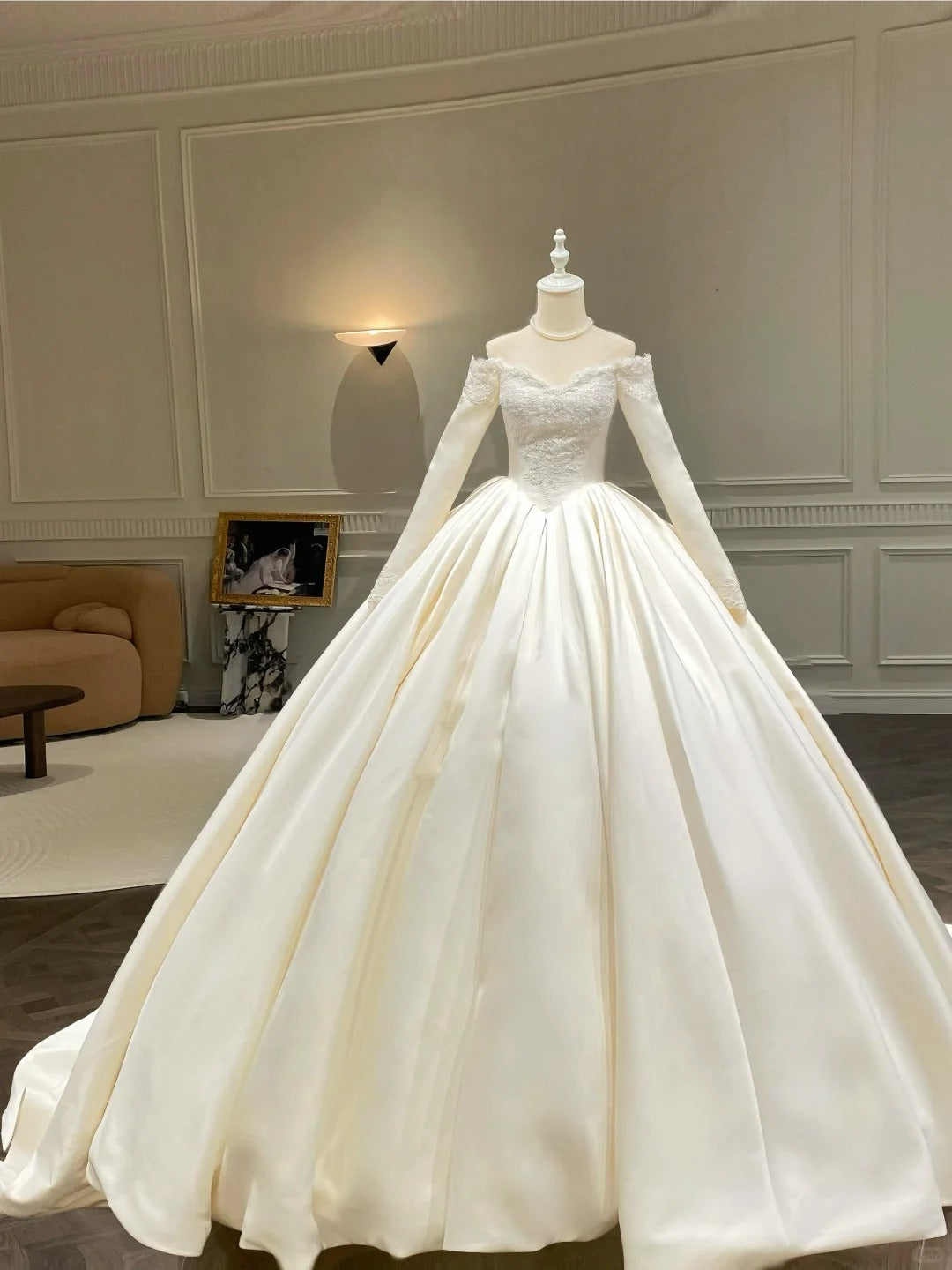 Girlhomeshops - Un incontournable pour les mariées minimalistes ! Robe de mariée unie en satin à manches longues gh5440