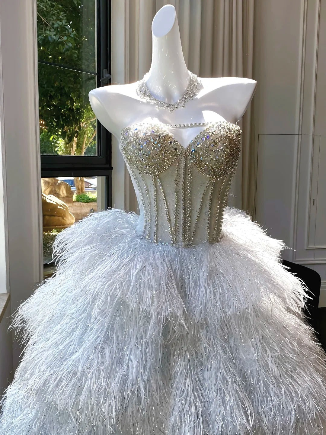 Girlhomeshops - Robe de mariée longue et élégante en plumes de fée, blanche et perlée, gh5445