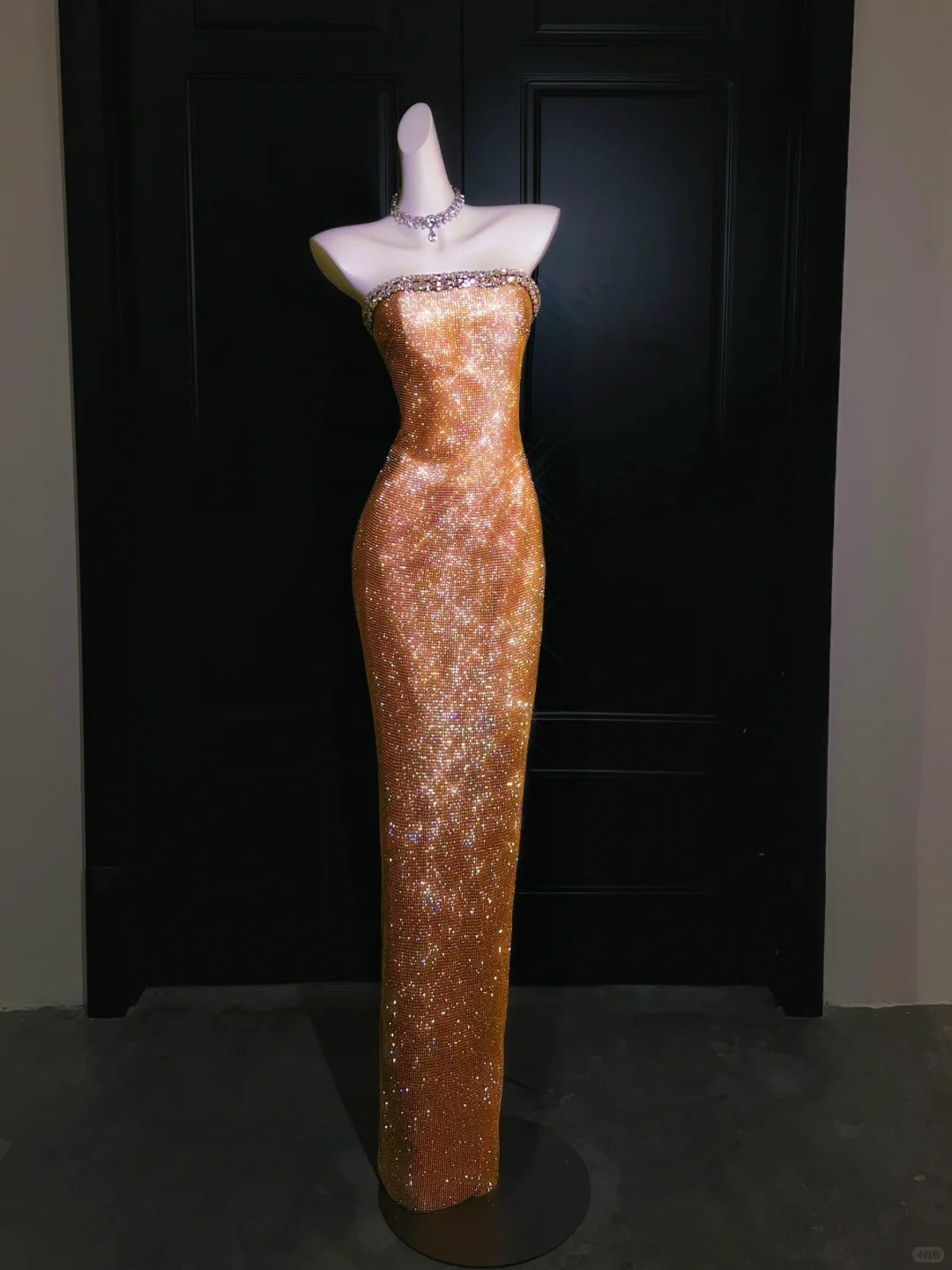 Girlhomeshops – Superschönes, goldenes, wunderschönes, glitzerndes, metallisches Meerjungfrauen-Fischschwanz-Ballkleid, lang, gh5489