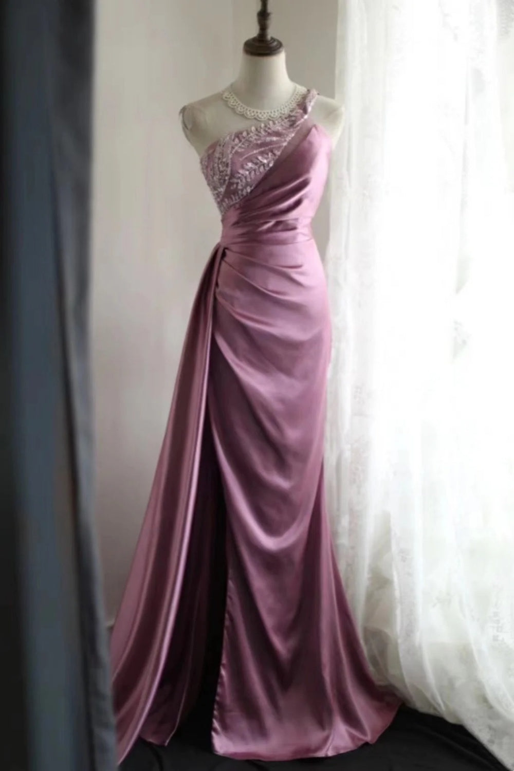 Robe longue élégante en satin rose à perles gh6644