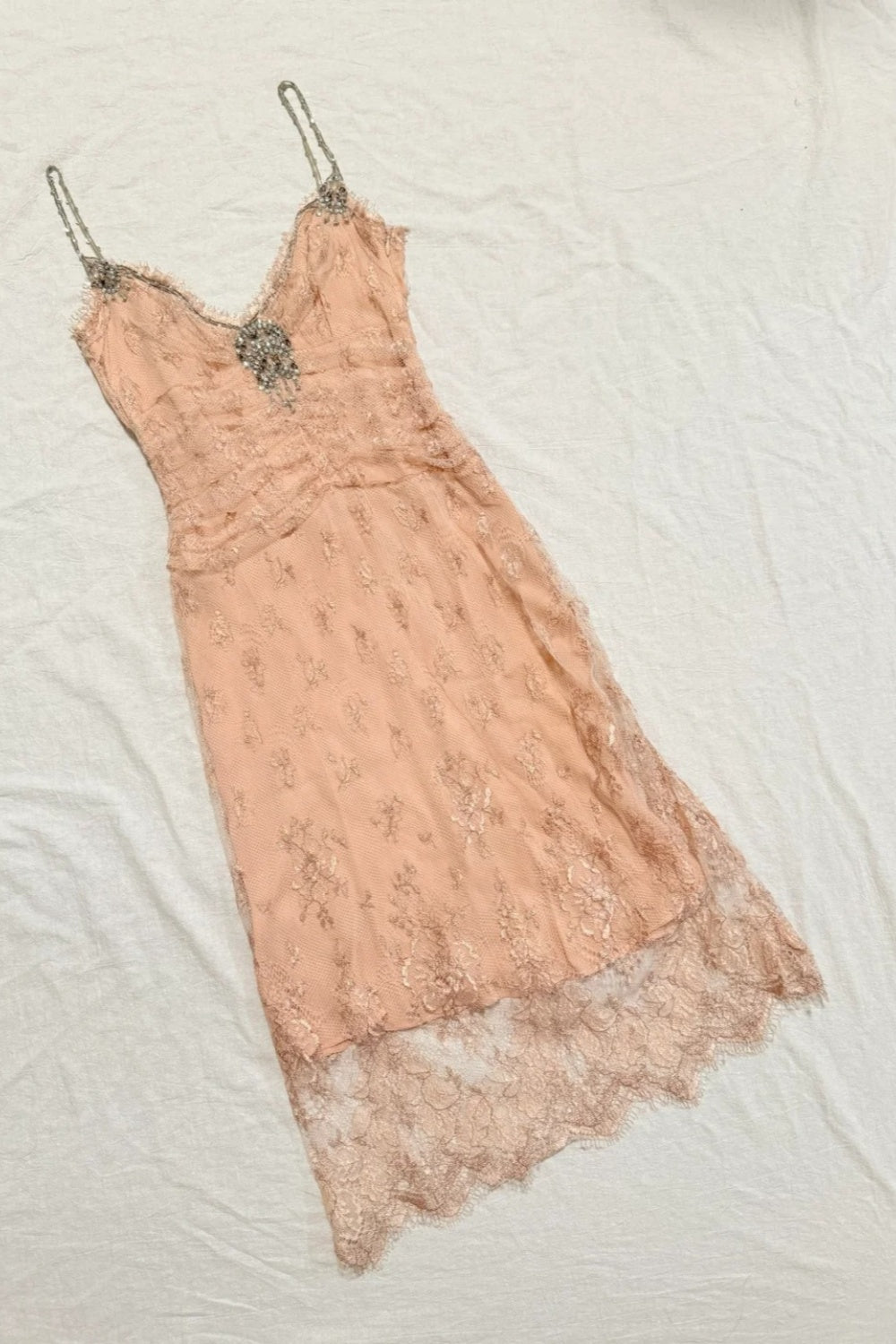 girlhomeshops - Robe midi rose nude à fines bretelles en dentelle et perles (gh6313)