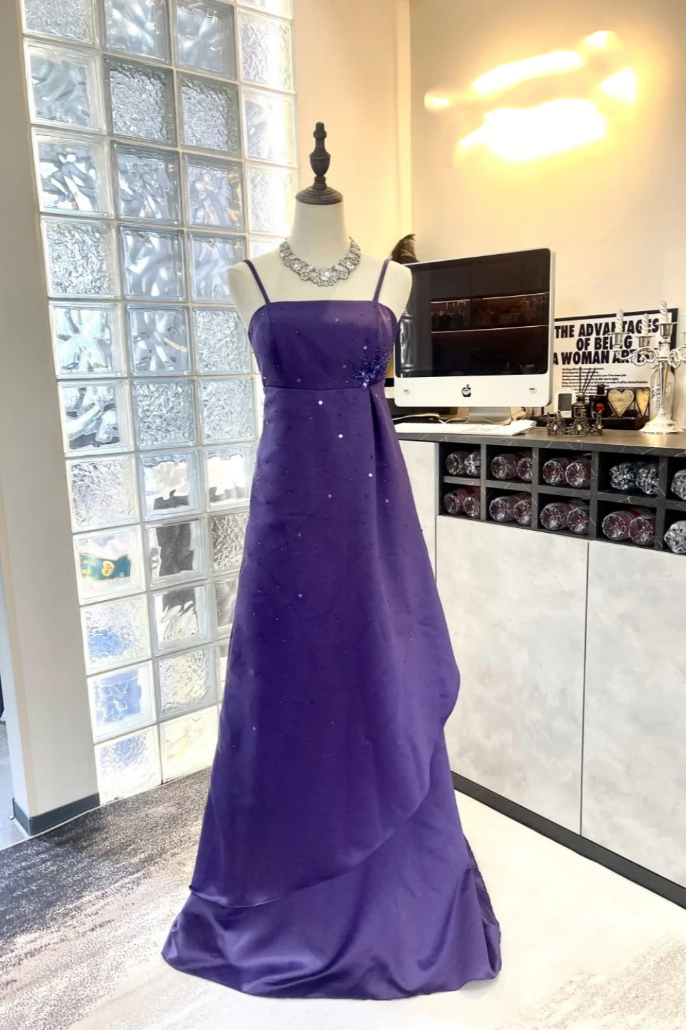 Girlhomeshops - Lila, exquisites, langes Ballkleid aus Satin mit Perlen, gh5426