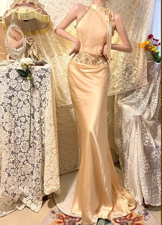 Robe de soirée longue en satin à bretelles couleur champagne, ornements de perles exquis, gh4510