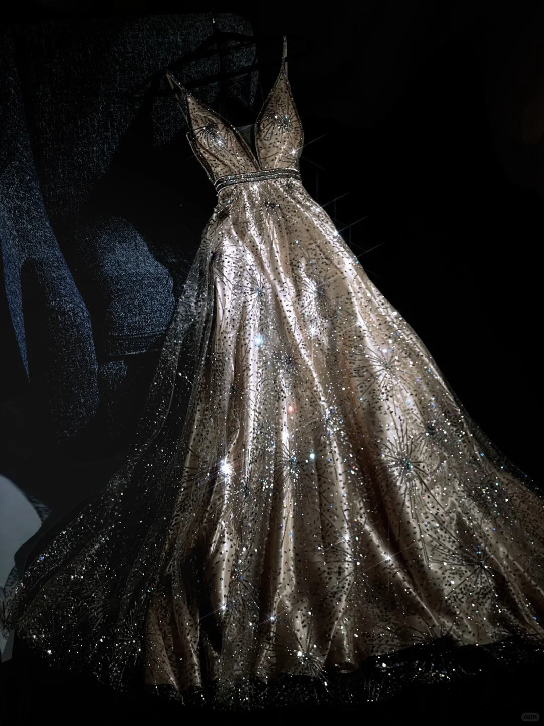 girlhomeshops – Goldfarbenes, wunderschönes, exquisites, mit Perlen besetztes, langes, elegantes Ballkleid aus Tüll, GH5695