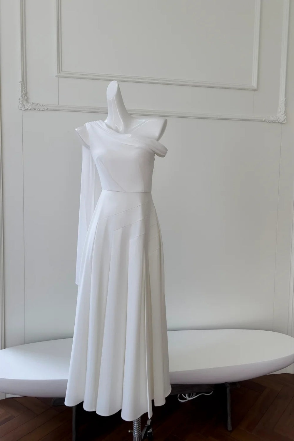 girlhomeshops - Robe de soirée midi blanche asymétrique minimaliste à épaules dénudées gh6097
