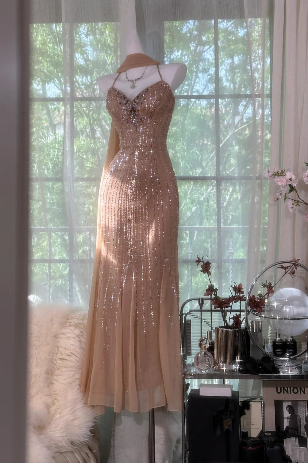 Robe de soirée sirène maxi en tulle or champagne à sequins et bretelles croisées | Idéale pour un gala, une soirée de gala ou un événement mondain haut de gamme (gh6423)