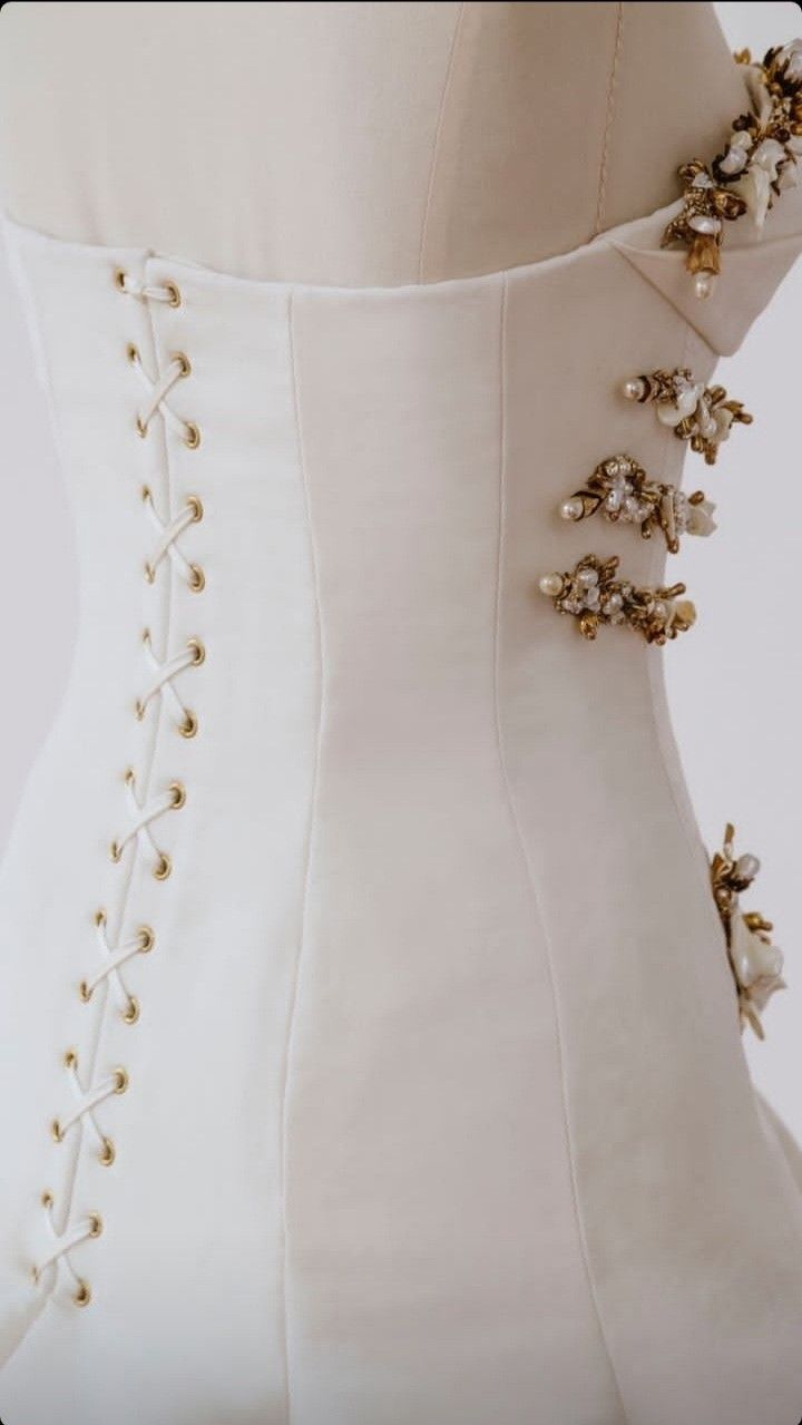 Girlhomeshops - Robe de mariée longue à volants, ivoire et or, avec traîne et perles, gh5389