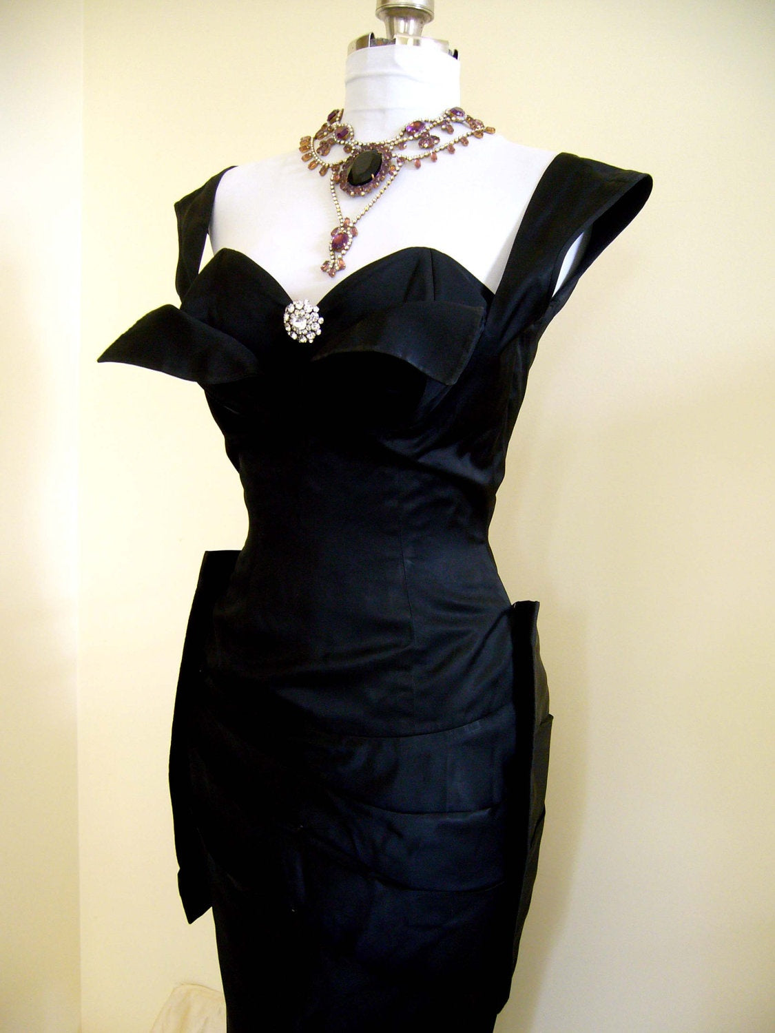 girlhomeshops--Black Simple Fashion Sweetheart Collar Short Satin Homecoming Dress gh5642