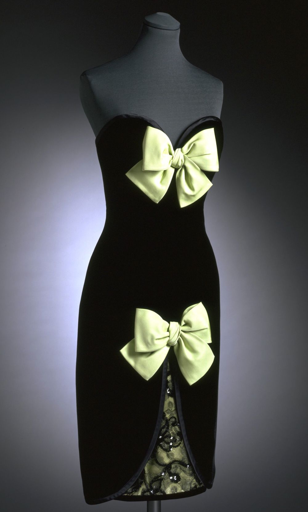 girlhomeshops--Black Bow Sweetheart Neckline Exquisite Lace Short Velvet Homecoming Dress gh5641