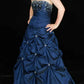 girlhomeshops - Elegantes, marineblaues, trägerloses Ballkleid mit perlenbesetztem Oberteil und gerüschter Verzierung gh5814