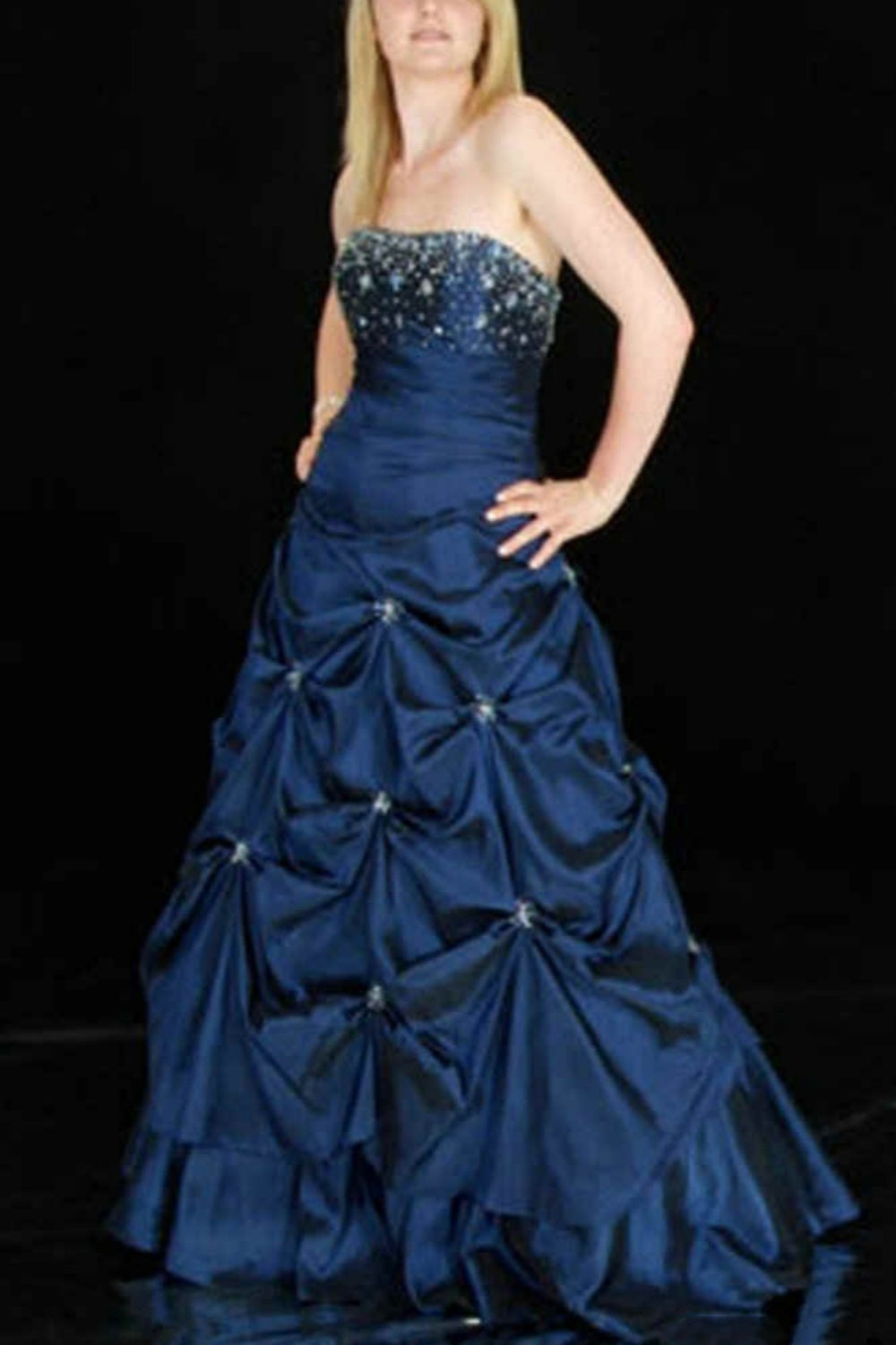 girlhomeshops - Elegantes, marineblaues, trägerloses Ballkleid mit perlenbesetztem Oberteil und gerüschter Verzierung gh5814