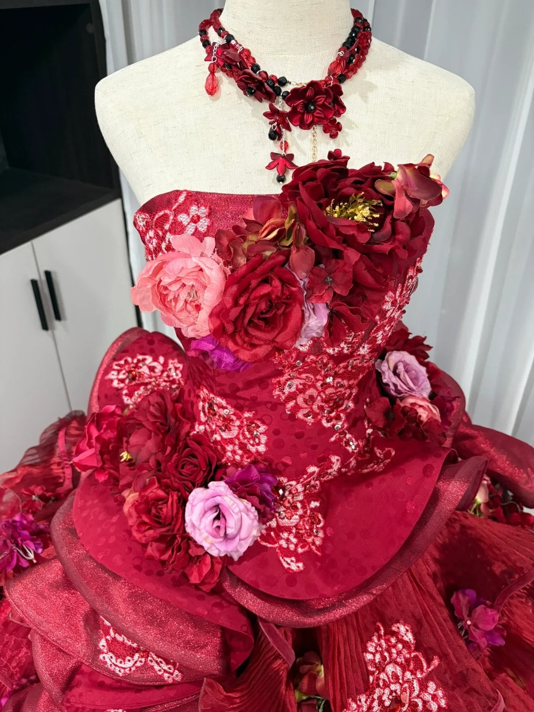 Robe de bal longue en tulle à fleurs rouges et perles, robe de Quinceanera, robe d'anniversaire 16 ans, gh4738