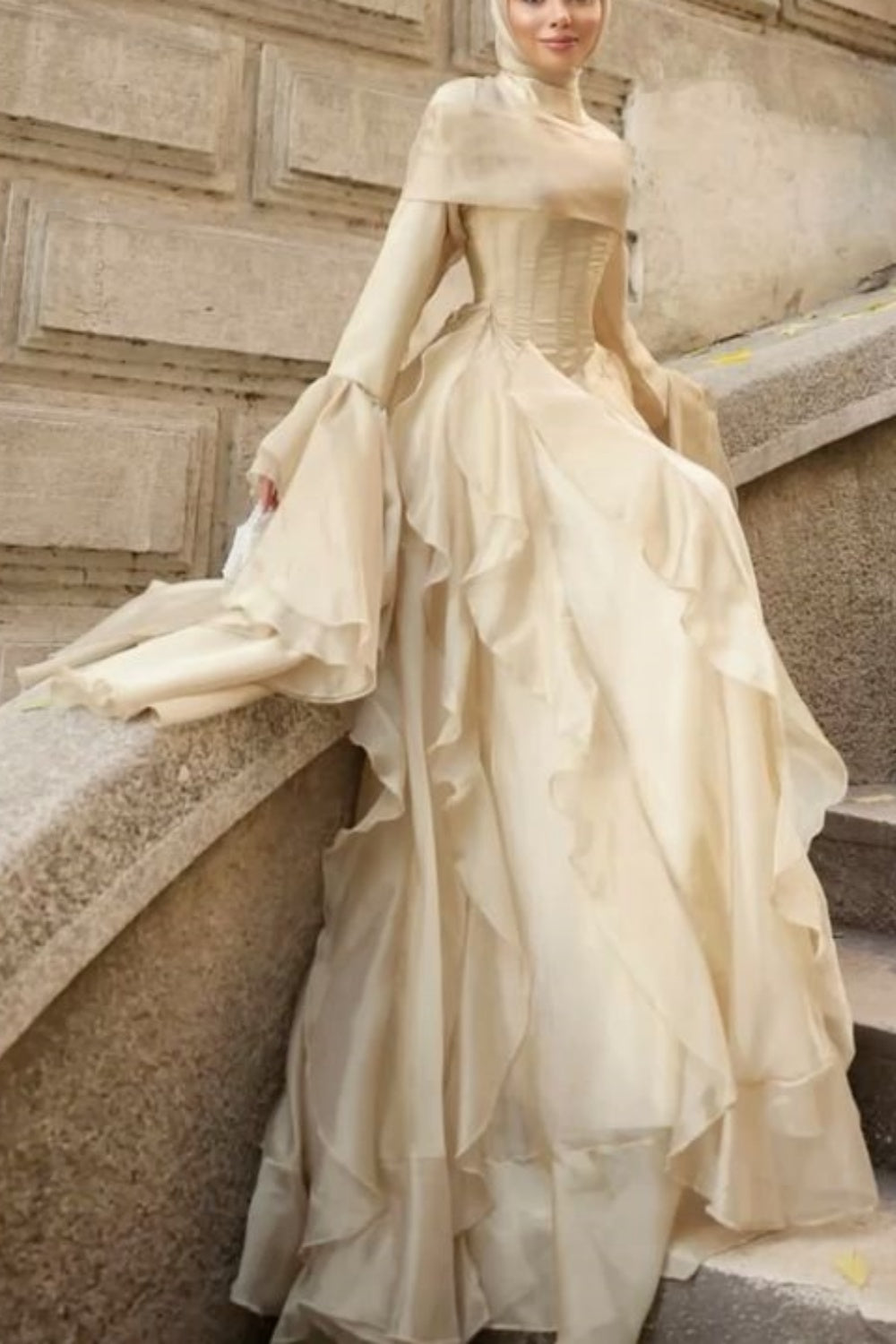 Champagnergoldenes, gestuftes, tailliertes Abendkleid mit ausgestellten Ärmeln gh6405