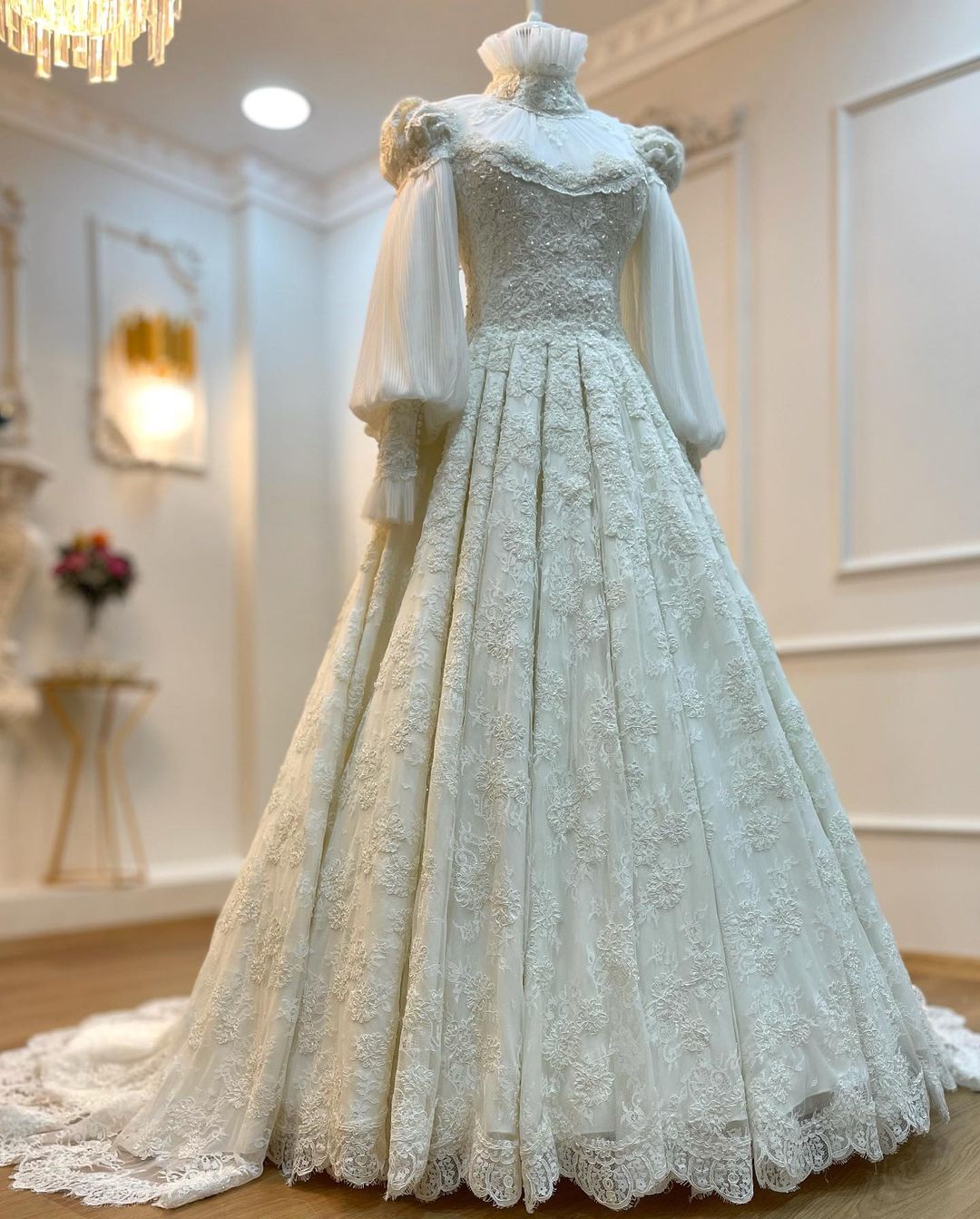 Vintage-Kleid mit Puffärmeln, Schleppe aus Spitze und Tüll | Edwardianisches Ballkleid im Maxi-Stil mit hohem Kragen für Hochzeit, Braut, Gala und Ball gh6409