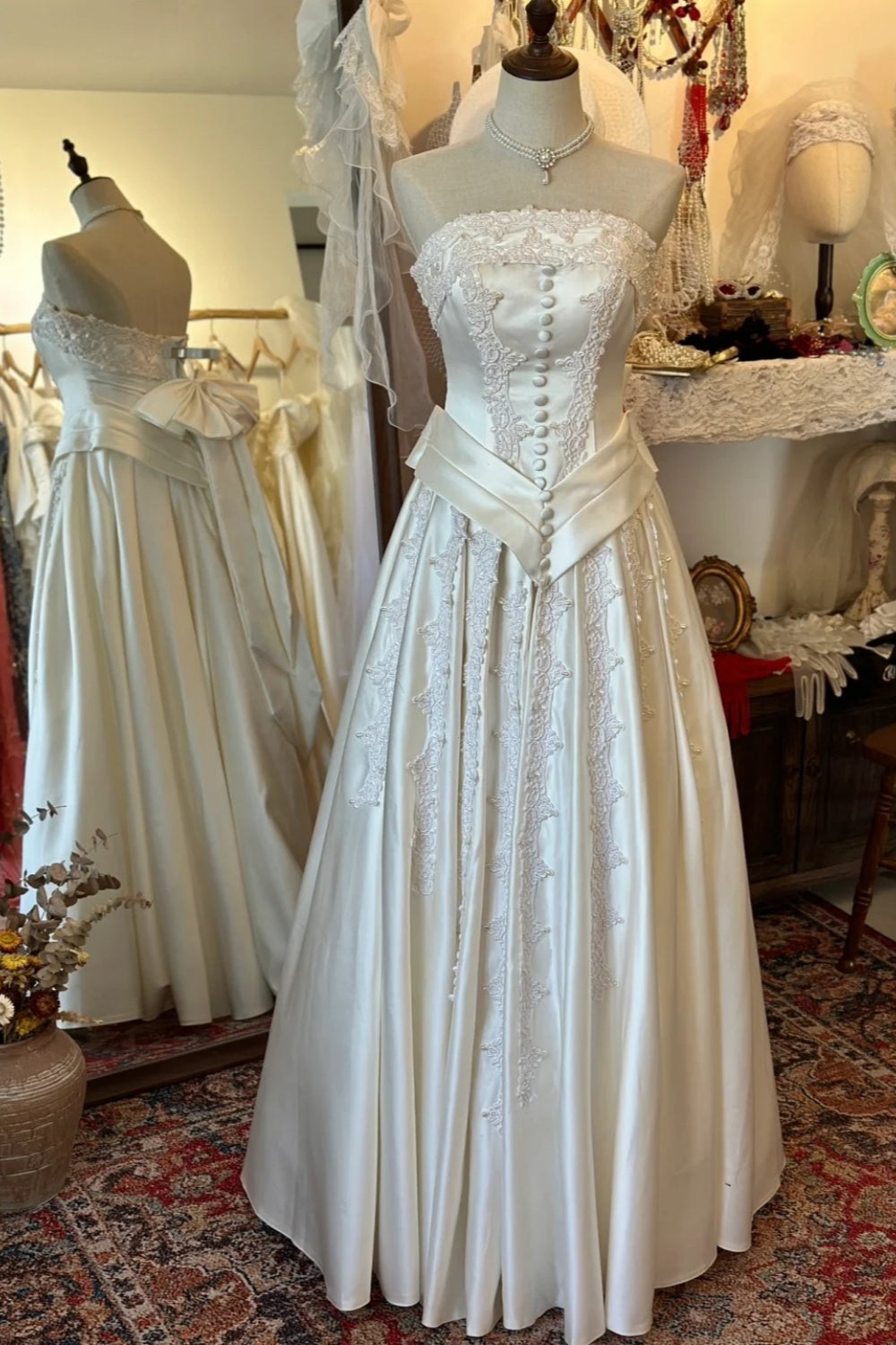 Trägerloses Abendkleid im Retro-Stil aus cremefarbenem Satin und Spitze – ideal für Hochzeiten und Dinnerpartys im Retro-Stil (gh6563)