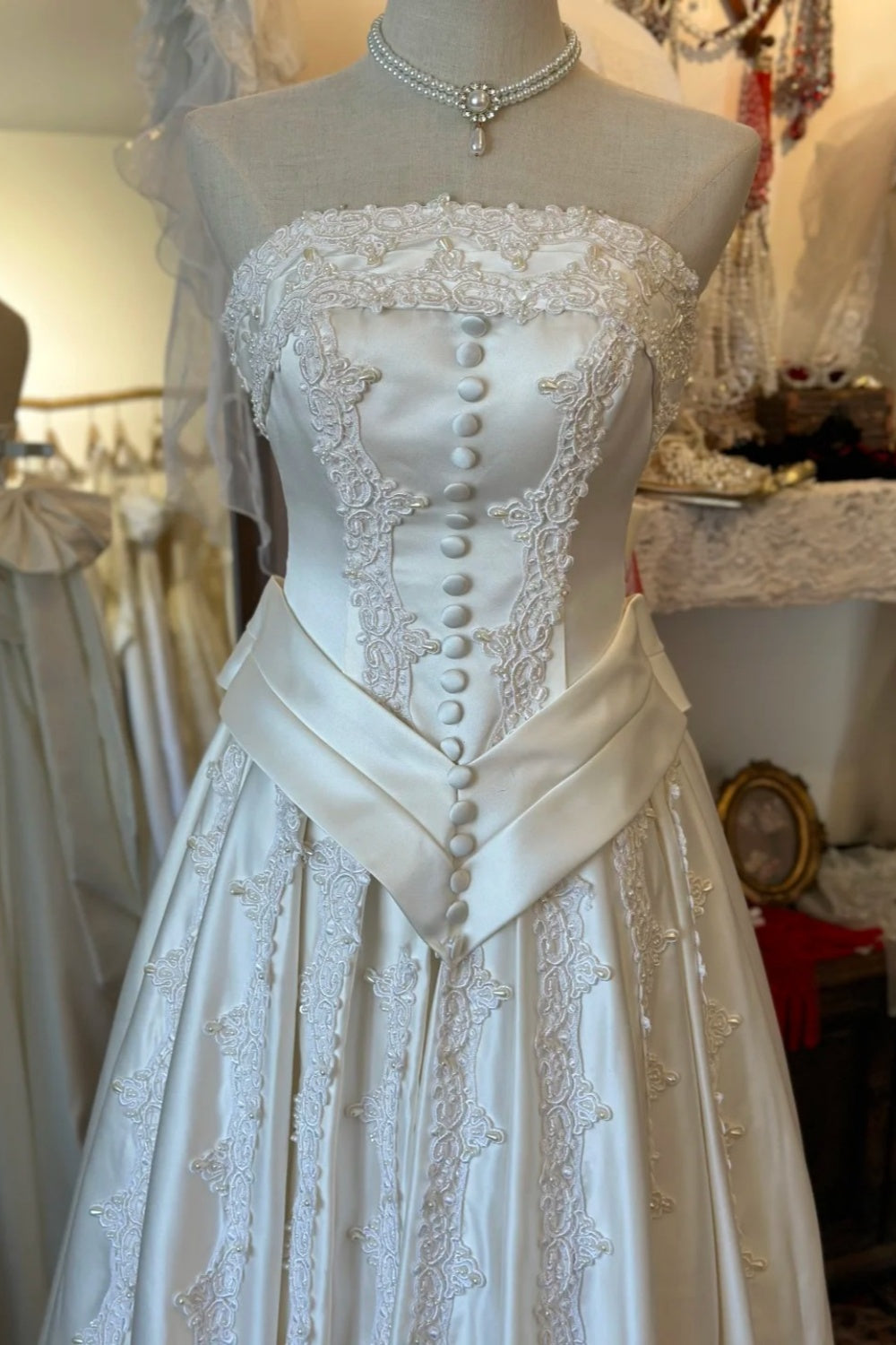 Trägerloses Abendkleid im Retro-Stil aus cremefarbenem Satin und Spitze – ideal für Hochzeiten und Dinnerpartys im Retro-Stil (gh6563)