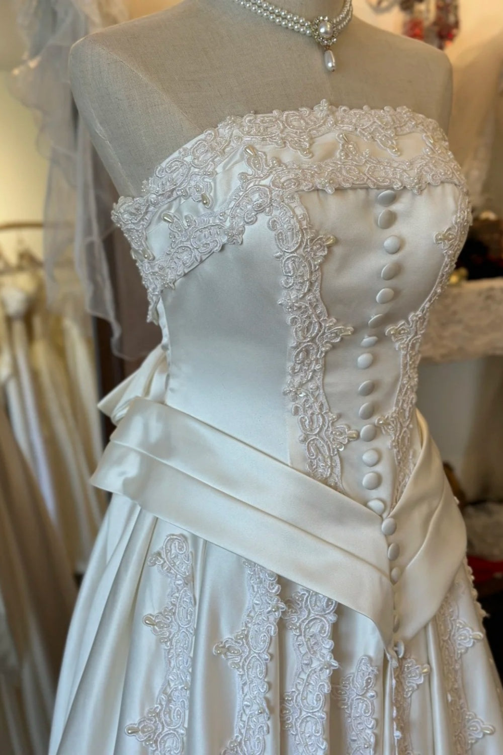 Trägerloses Abendkleid im Retro-Stil aus cremefarbenem Satin und Spitze – ideal für Hochzeiten und Dinnerpartys im Retro-Stil (gh6563)